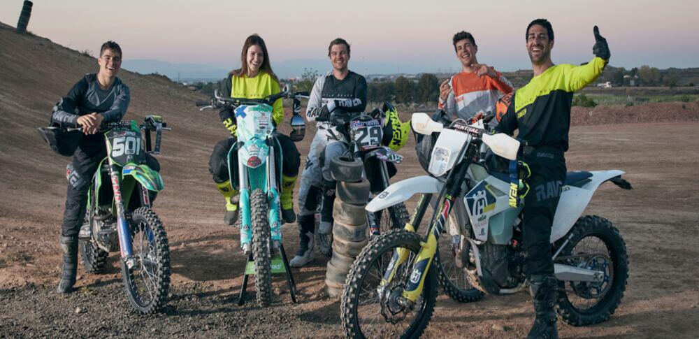 Mitglieder des 24MX Riders Club in Motocross Ausrüstung aus dem Online-Shop