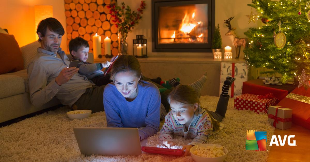 Famille profitant de leur ordinateur avec antivirus AVG
