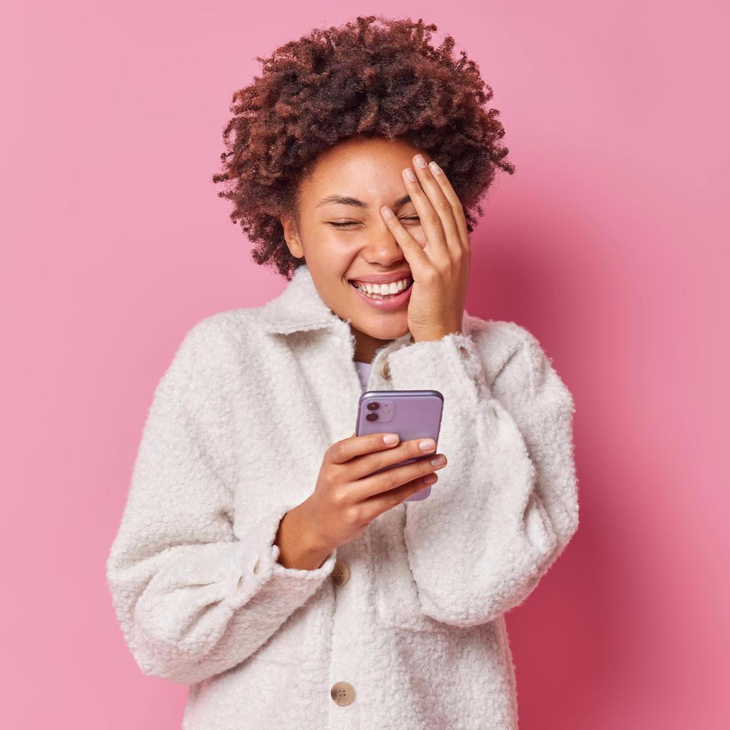 Femme avec un iPhone 11 128 GB Purple Allo Allo