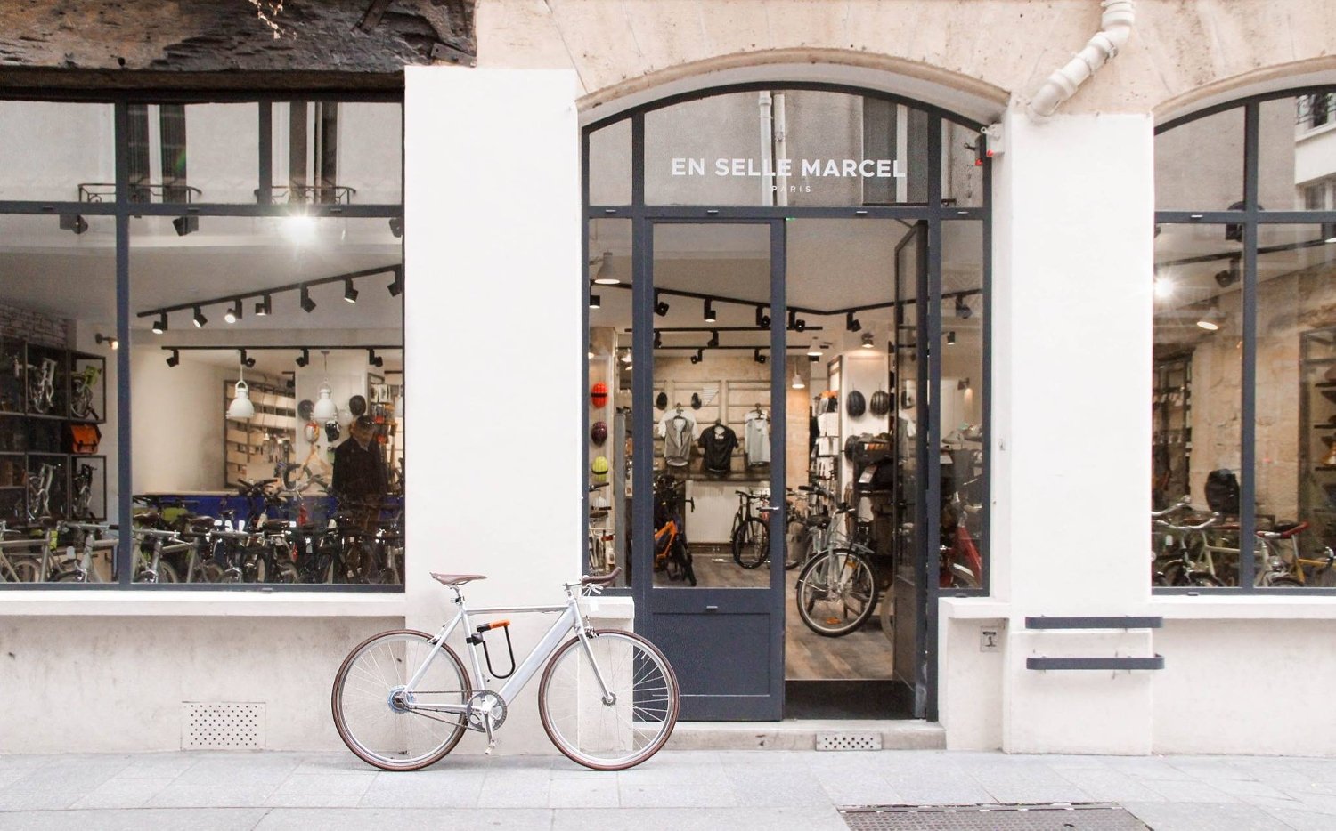 Banniere En selle Marcel