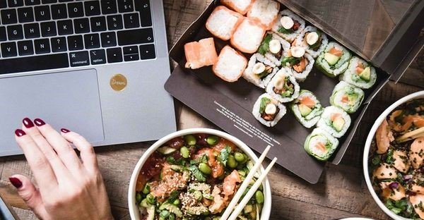 Plateau de sushis avec ordinateur portable