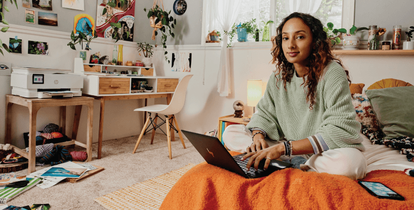 Etudiante travaillant sur son chromebook HP