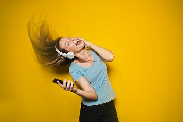 Femme qui danse en écoutant de la musique