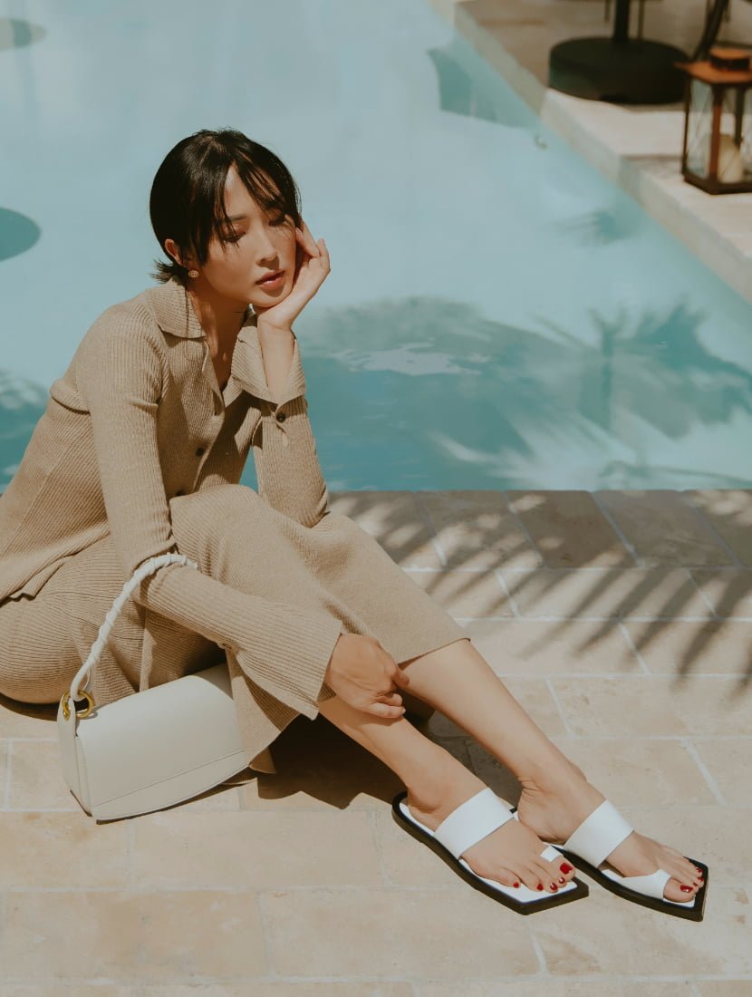 femme assise au bord d&apos;une piscine