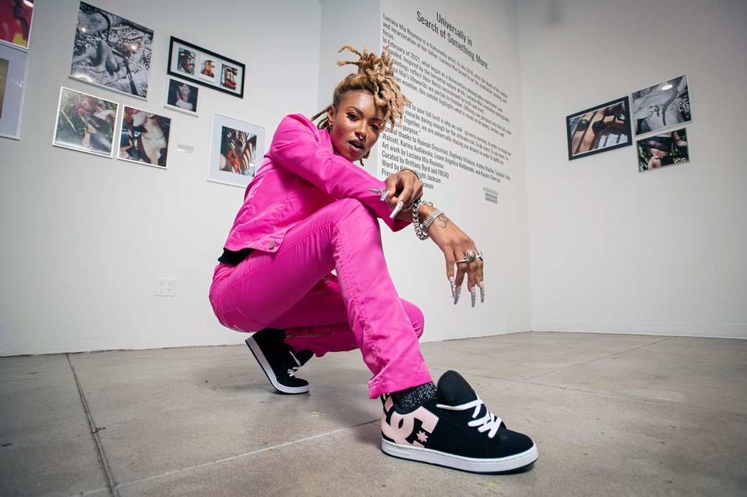 Brittany Byrd portant sa collection de chaussures DC Shoes