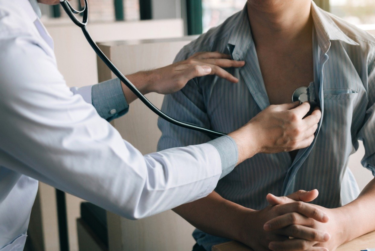 Docteur en consultation Direct Assurance Santé