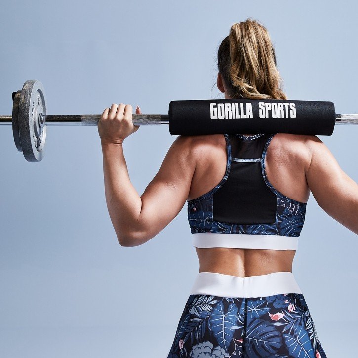 Femme soulevant des poids portant une tenue Gorillasports