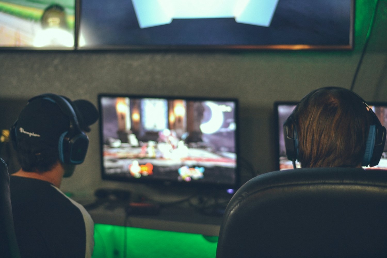 Adolescents jouant aux jeux videos Fanatical