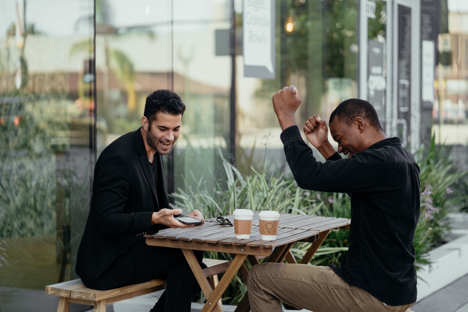 Deux amis gagnant un pari PMU Sport