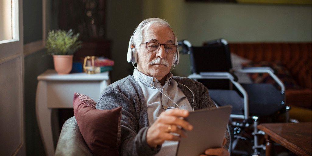 Senior utilisant un antivirus Panda Security