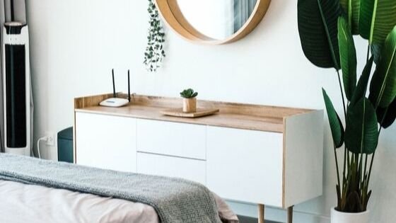 Wohnliches Schlafzimmer mit modernen Möbeln