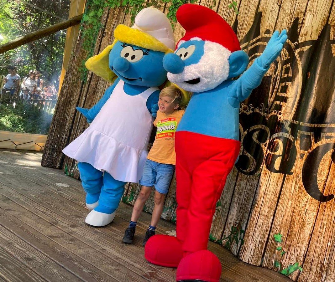 Schtroumpfette et Schtroumpf au parc Plopsa