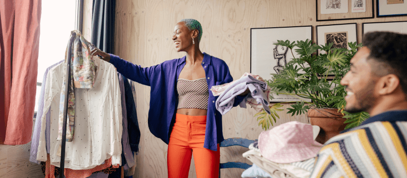Femme triant ses vetements Vinted