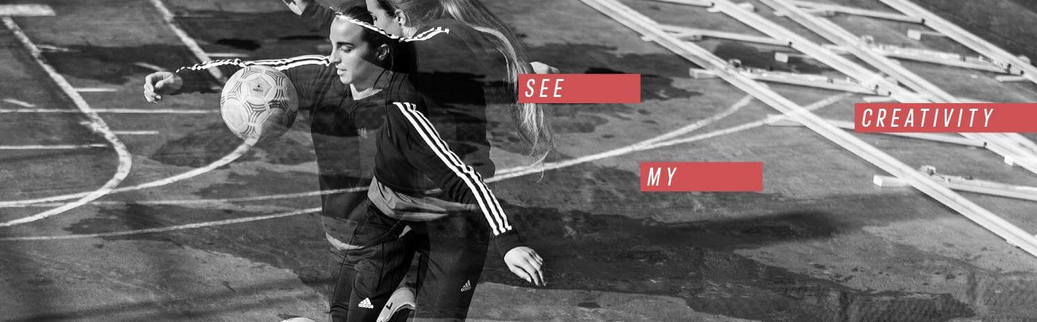 Foto einer Fußballspielerin in adidas Trainingsanzug mit drei Streifen