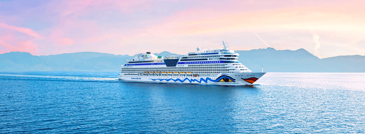 AIDAblu Kreuzfahrtschiff auf dem Meer