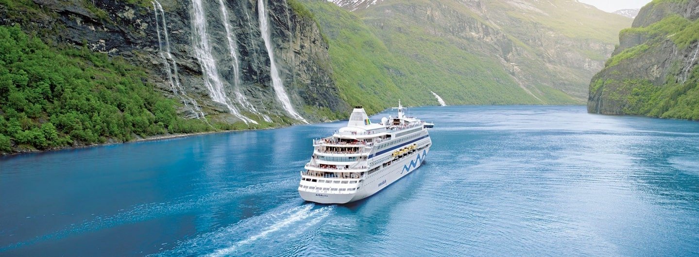 Ansicht des Online-Shops von AIDA mit Kreuzfahrtschiff im Fjord