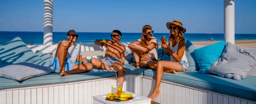 Aldiana Club in Andalusien - Gruppe junger Menschen sitzt am Strand