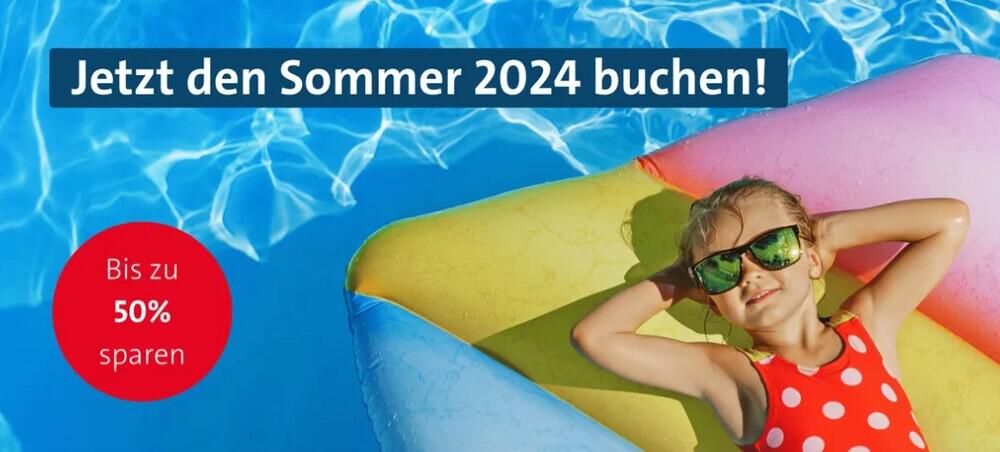 Kind auf Luftmatratze in Pool - Banner für bis zu 50 % Frühbucherrabatt auf Sommerurlaub 2024 bei Alltours