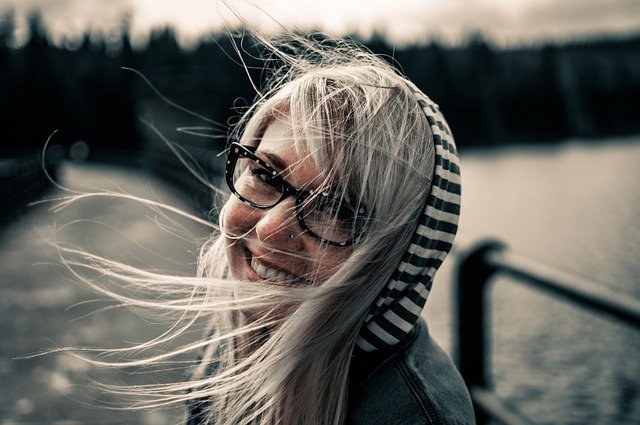 Frau mit Brille
