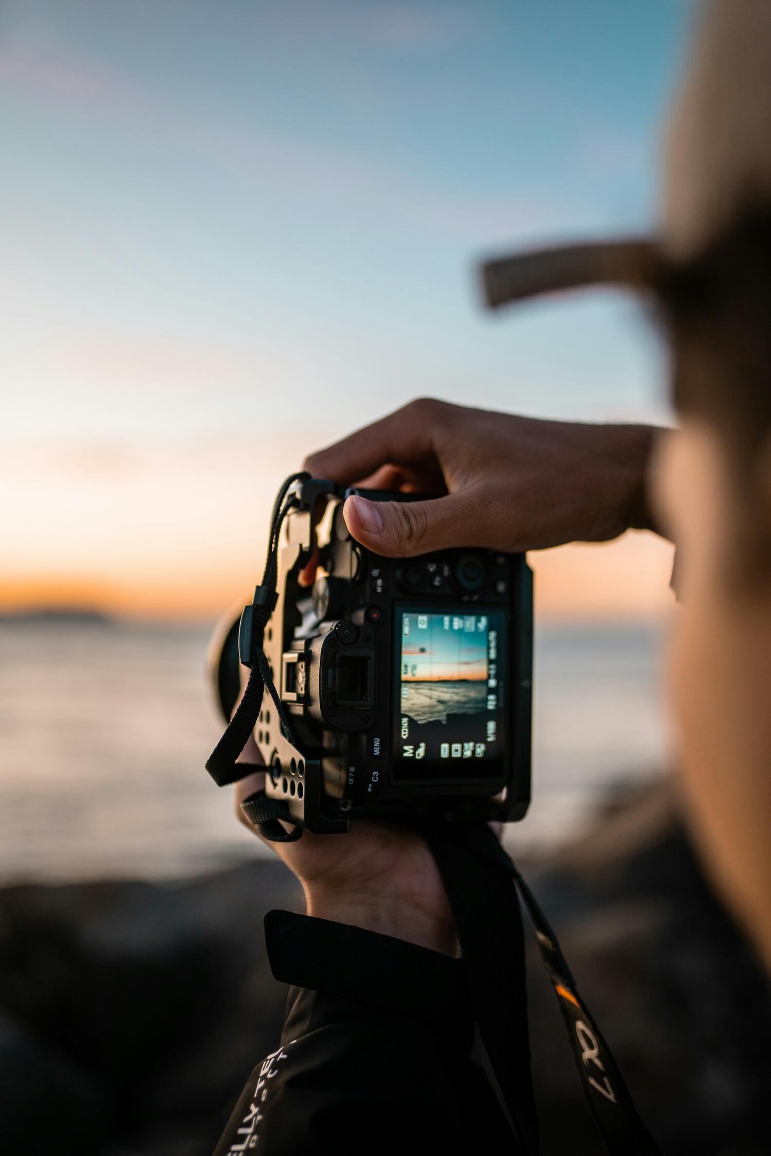 Personne prennant un coucher de soleil en photo