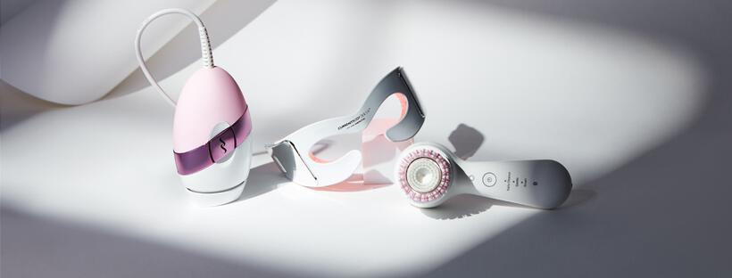 Trois appareils beauté CurrentBody posés sur un fond blanc