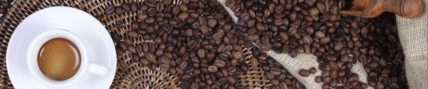 Foto einer von Kaffeebohnen umgebenen Tasse Espresso