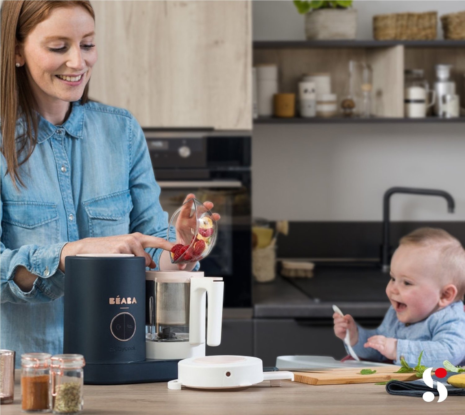 Femme qui prépare un repas pour enfant avec le Babycook Béaba