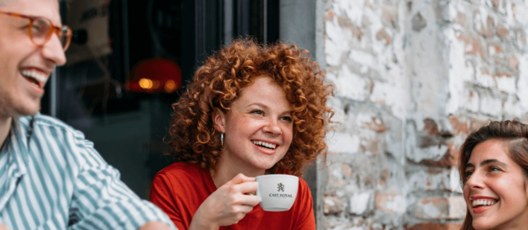 bannière Café Royal montrant femme buvant un café