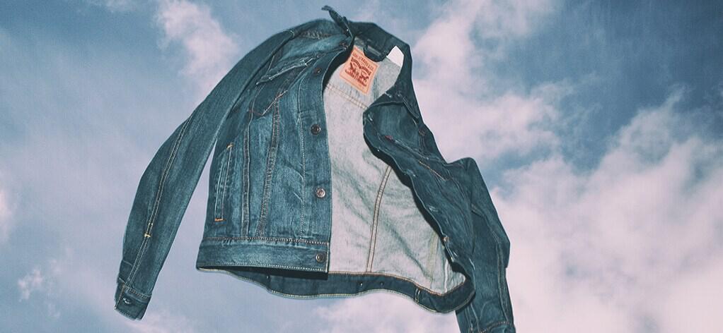 Veste en jean Levi&apos;s sur un ciel bleu nuageux