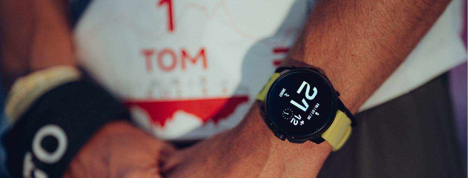 bannière photo Sunnto montrant la montre d’un sportif en gros plan
