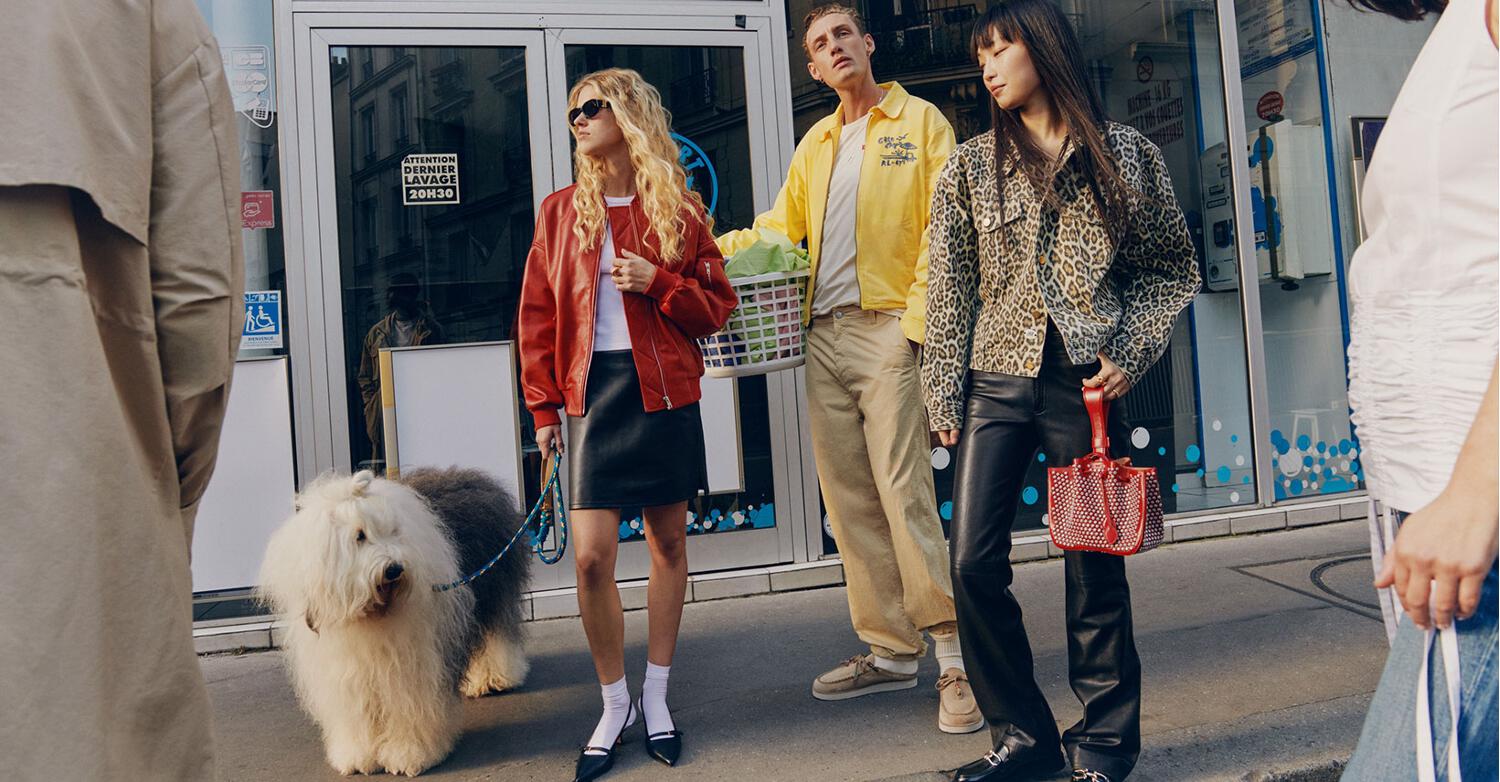 bannière photo Printemps.com montrant trois personnes avec un chien et un panier de linge devant un supermarché