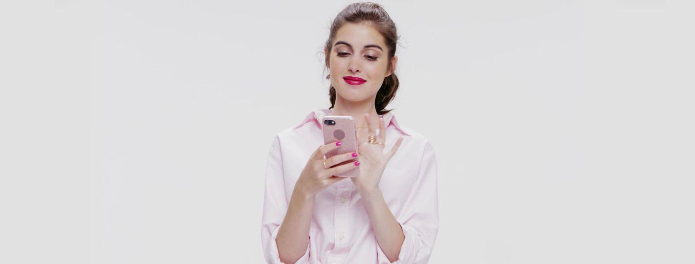 bannière Showroomprivé montrant une femme tenant et regardant son smartphone