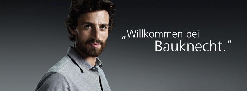 ein Mann vor dunklem Grund begrüßt die Kunden als Banner der Bauknecht Gutscheinseite