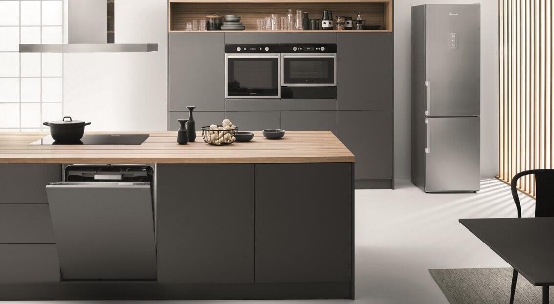 graue Bauknecht Küche mit Auswahl an Bauknecht Geräten wie Kühlschrank, Backofen und Induktionsherd und Dunstabzugshaube