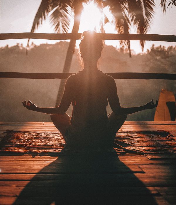 Femme en posture de yoga