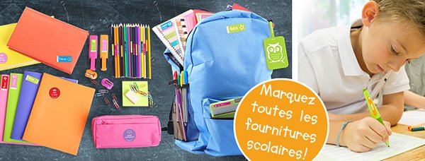 Fournitures scolaires multicolores et écolier écrivant sur une feuille