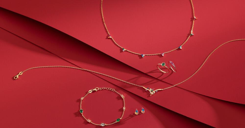 Bijoux Cleor en or sur un fond rouge