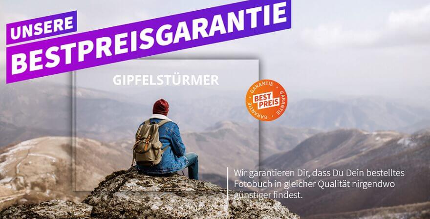 In Berglandschaft eingebettetes Fotobuch und Hinweis auf die Bestpreisgarantie von Bilder.de