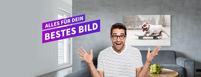 Mann freut sich über seine hochwertige Fotoleinwand von Bilder.de