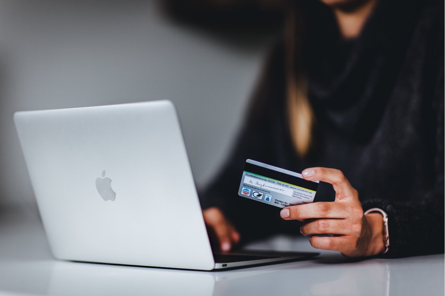 Zahlung mit Kreditkarte auf Online Angebote am Black Friday