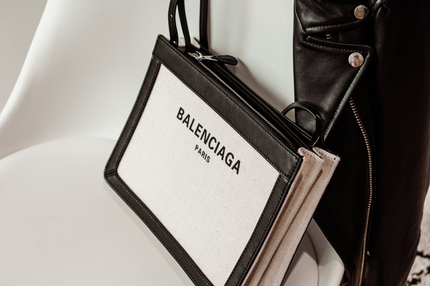 Balenciaga Tasche, die es in Black Friday Angeboten für Markenkleidung günstiger bei Vestiaire Collective geben kann
