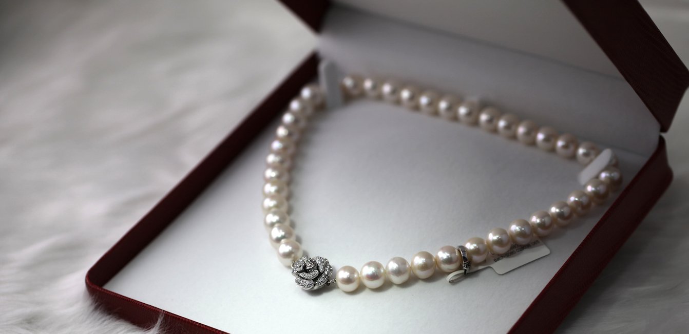 Perlenkette in edler Dose unter dem Christbaum als Geschenk