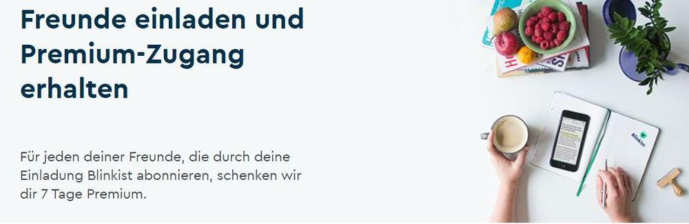 Für Blinkist Freunde werben und für jeden neuen Abonnenten 7 Tage Premium gratis erhalten – Foto eines Smartphones mit Textpassagen und Händen mit Stift, Notizbuch und Kaffee