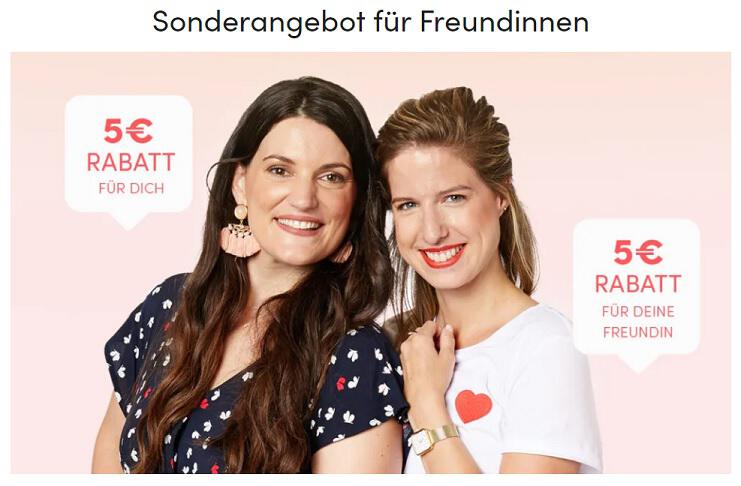 Zwei Frauen strahlen in die Kamera mit dem Hinweis auf einen 5 € Rabattgutschein für die Blissim Freundschaftswerbung