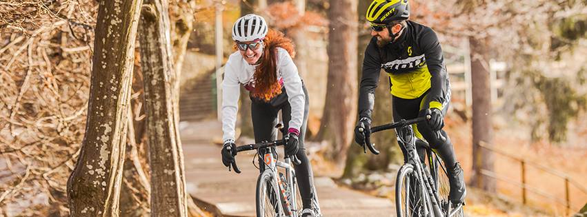 Hommes et femmes à vélo dans les bois portant vêtements et accessoires Bobshop