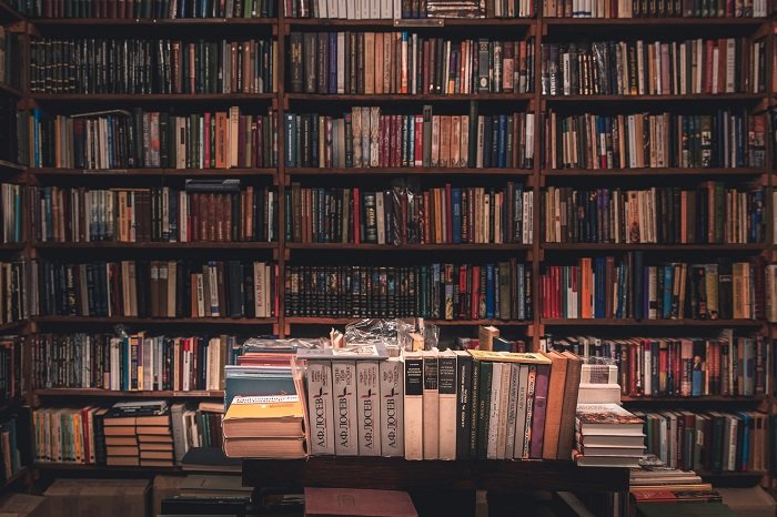 Regale voller gebrauchter Bücher, die man bei Booklooker günstig kaufen kann