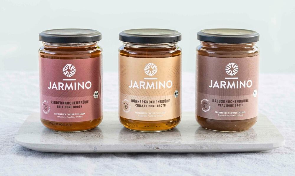 Bocaux de bouillon d&apos;os Jarmino sur un comptoir blanc