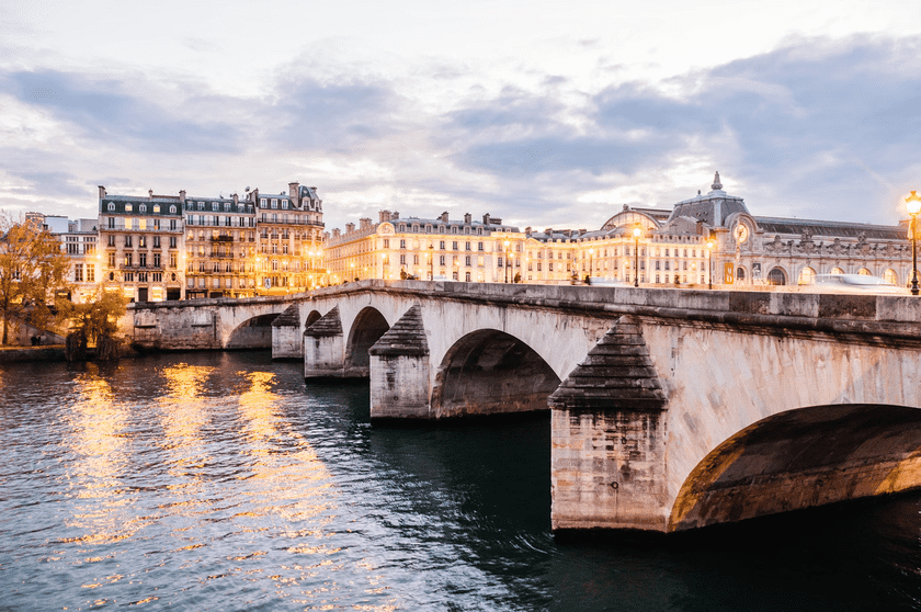 bridge-overlooking-river-seine-city-lights-in-paris.png