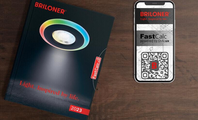 Briloner Katalog Fastcalc auf einem Tisch neben einem Smartphone mit der Briloner Fastcalc App