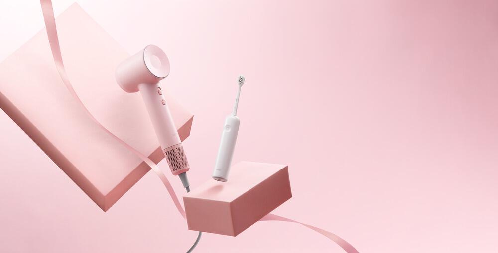 Brosse à dents et sèche-cheveux Laifen sur fond rose